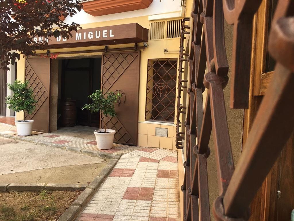 Menú degustación con productos  de innovación y locales siempre  marinado con los aceites de oliva  virgen extra locales
